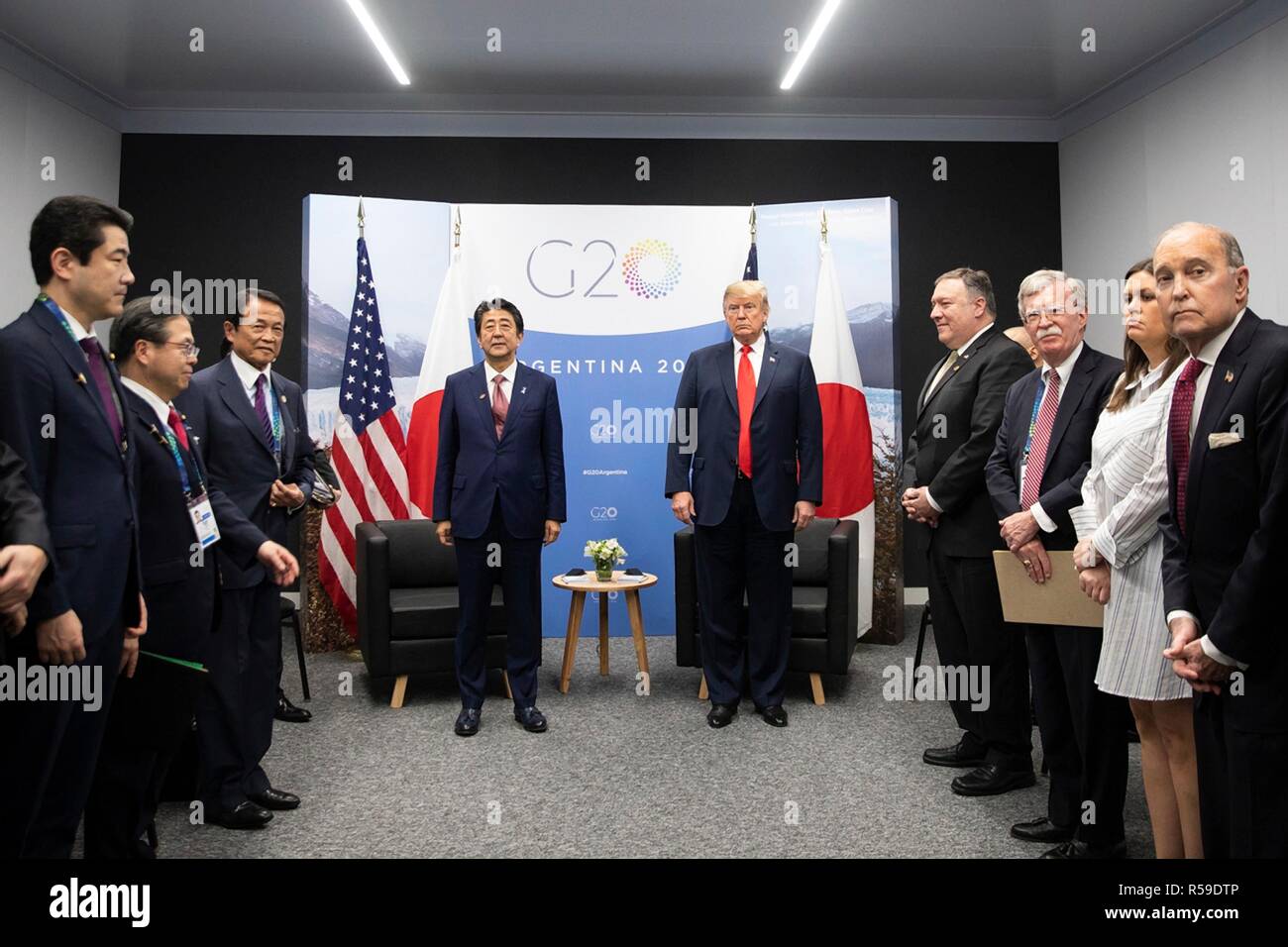 Us-Präsident Donald Trump hält ein bilaterales Treffen mit dem japanischen Ministerpräsidenten Shinzo Abe am Rande des G20-Gipfels an der Costa Salguero Mitte November 30, 2018 in Buenos Aires, Argentinien. Stockfoto