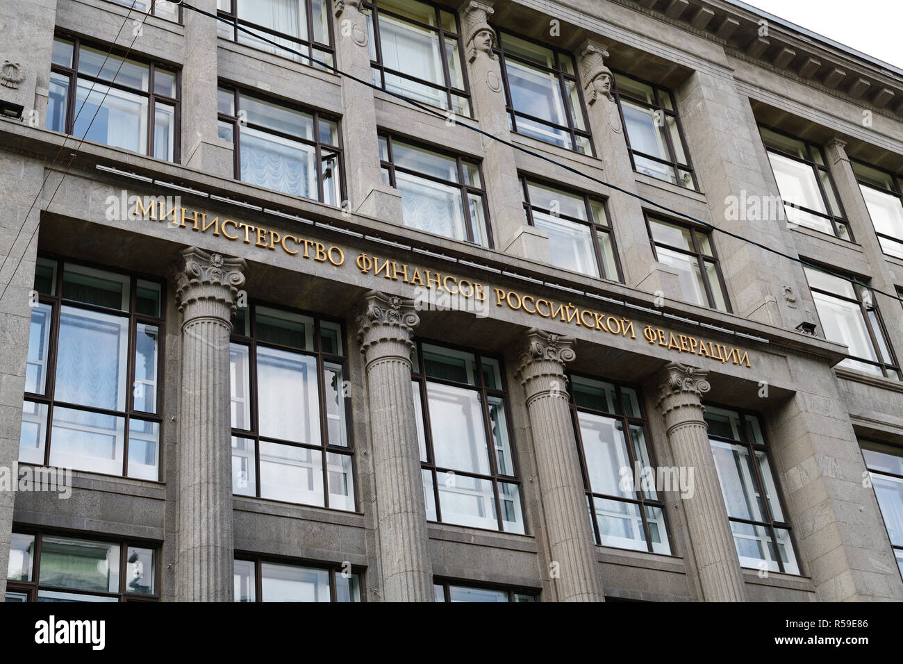 Moskau, Russland - am 30. April. 2018 Fragment des Gebäudes des Finanzministeriums der Russischen Föderation, anlässlich seines Straße Stockfoto