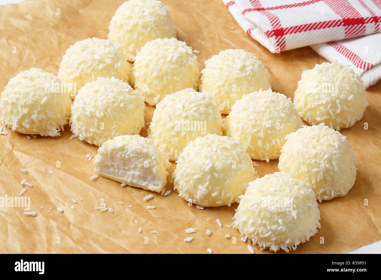 Weiße Schokolade und Kokosnuss Trüffel Stockfoto