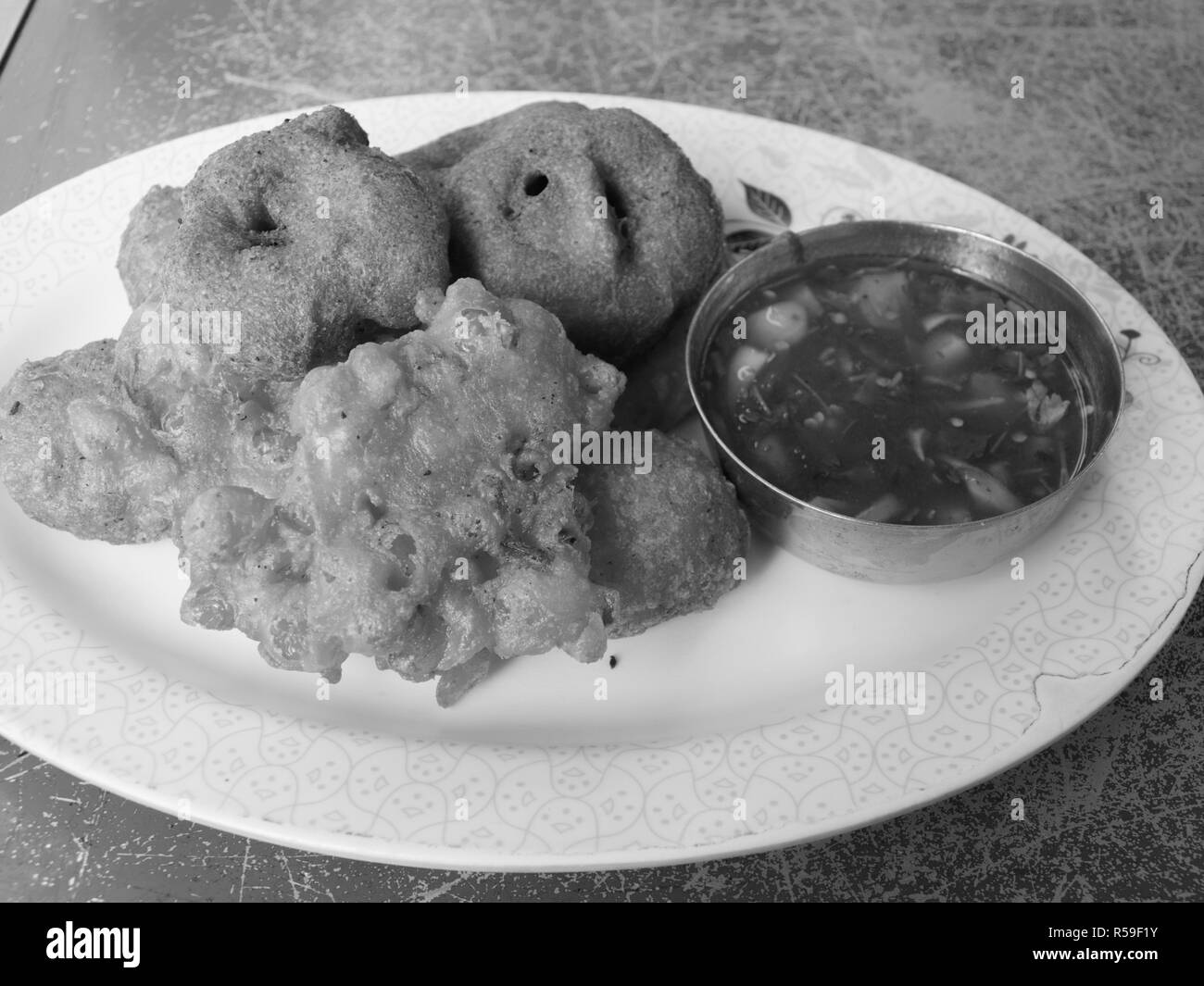 TEMPURA: GEMÜSE IN TEIG UND GEBRATENE ABGEDECKT Stockfoto