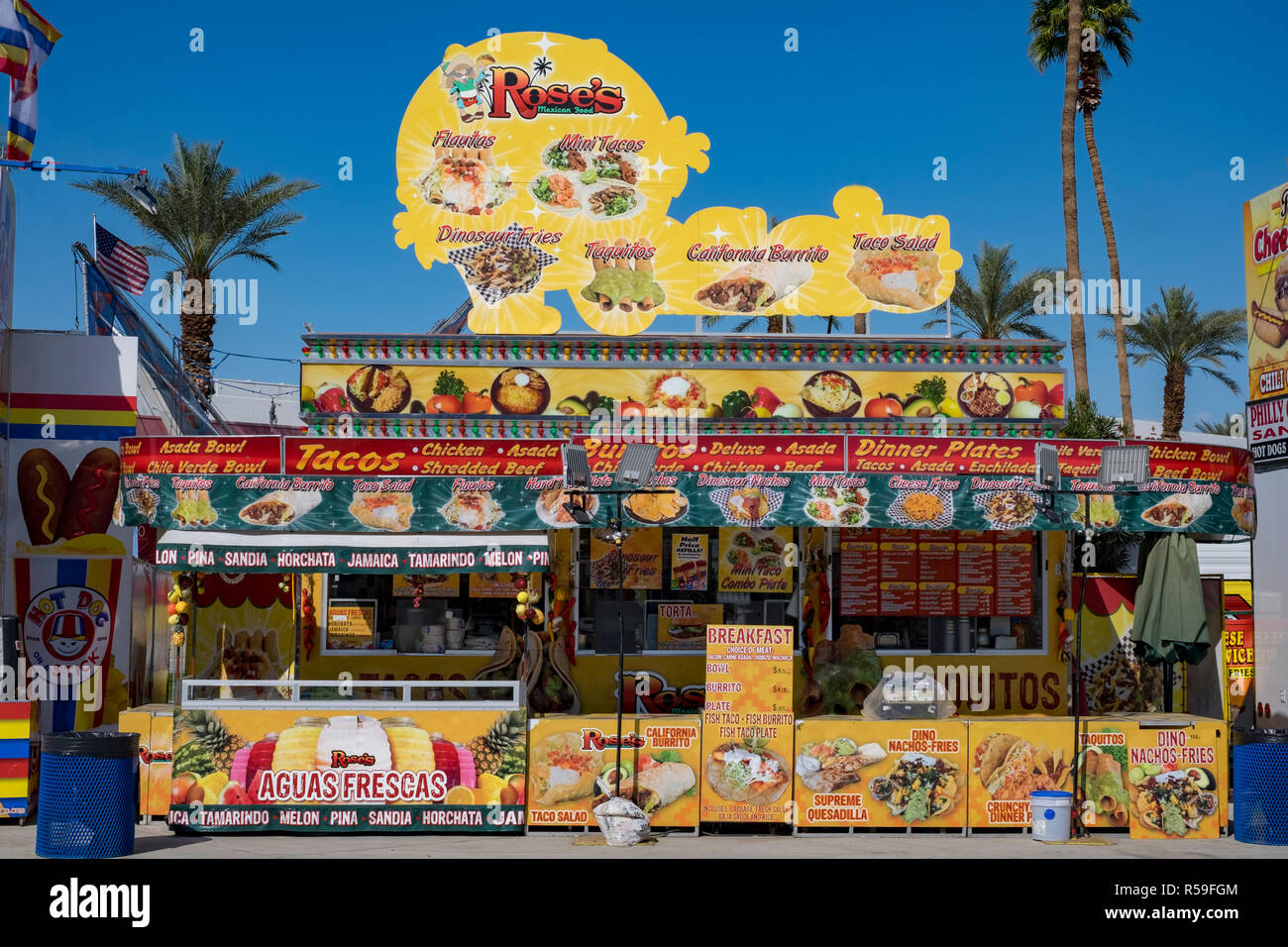 Karneval Stände, die verschiedene Lebensmittel, Getränke und Dienstleistungen auf einer Messe in Südkalifornien für wahr Americana. Stockfoto