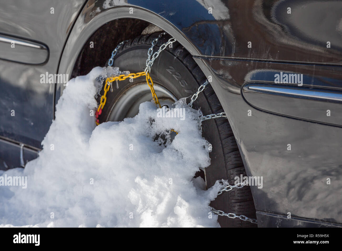 Schneeketten auf PKW-Reifen Stockfoto