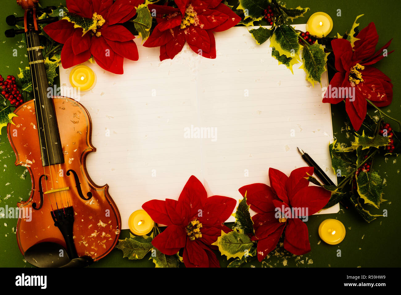 Violine und Open Music Manuskript auf dem grünen Hintergrund. Weihnachten Konzept Stockfoto