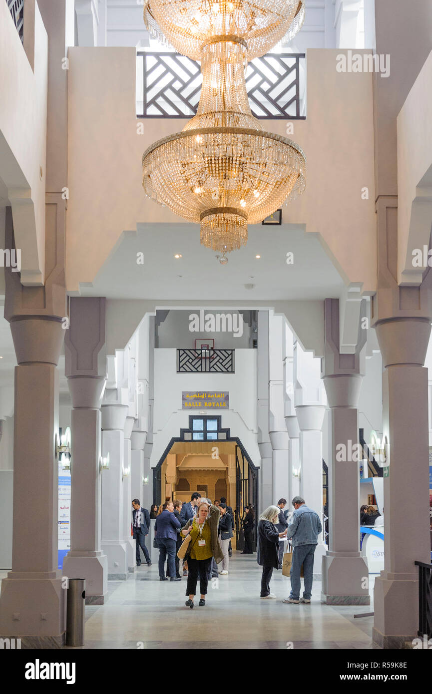 28-02-15, Marrakesch, Marokko. Das Innere des Palais de Congres mit Delegierten zu einer Konferenz. Foto © Simon Grosset Stockfoto