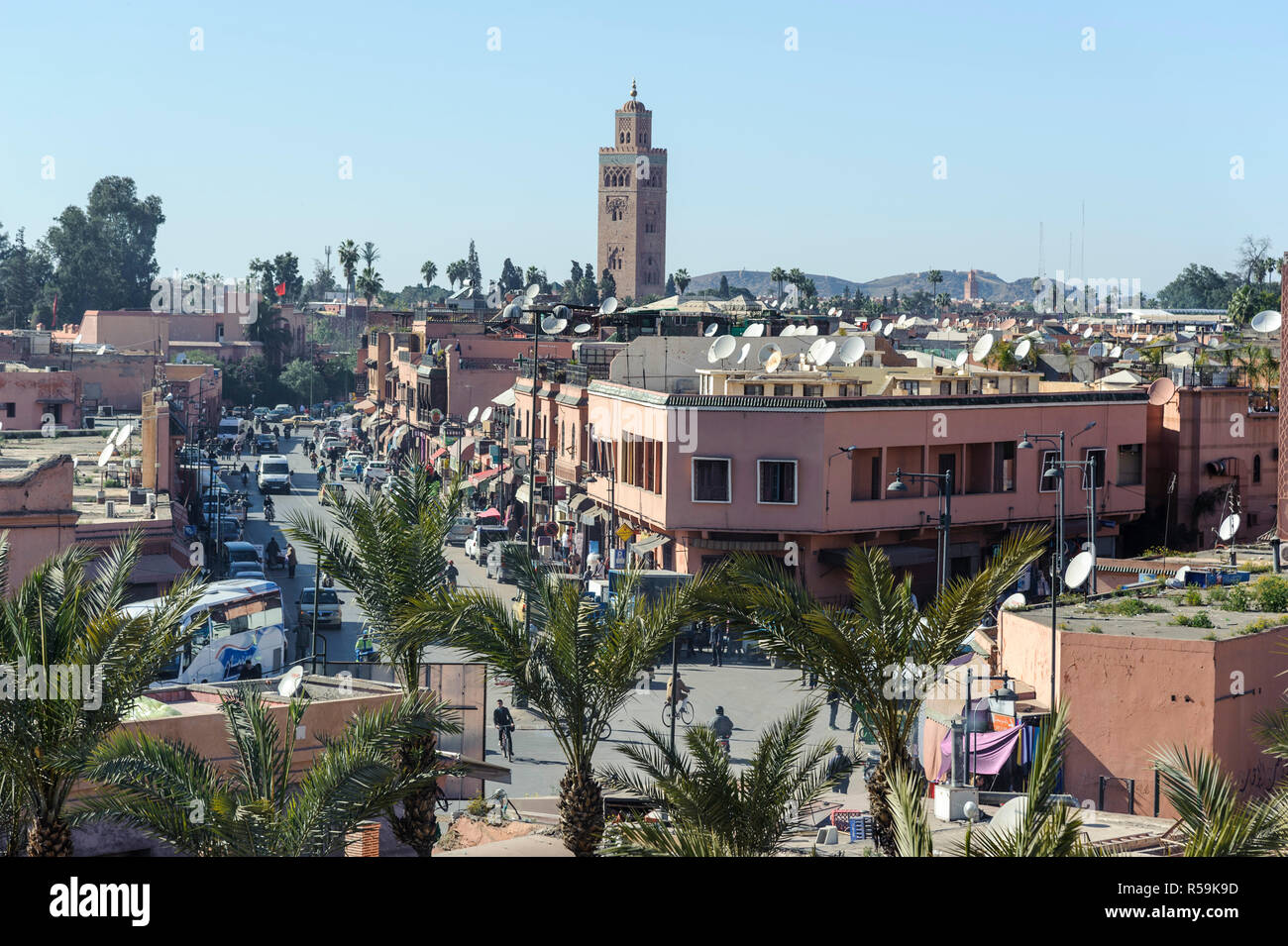28-02-15, Marrakesch, Marokko. Blick nach Norden in Richtung der Koutoubia Moschee, vom südlichen Medina. Dächer mit Sat-Gerichte. Moderne b Stockfoto