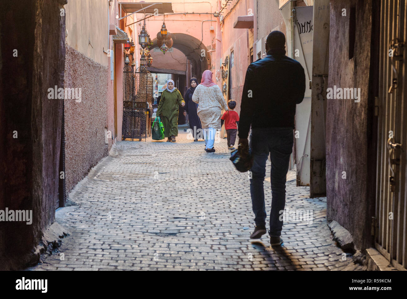 27-02-15, Marrakesch, Marokko. Straßenszenen in der Medina. Foto © Simon Grosset Stockfoto