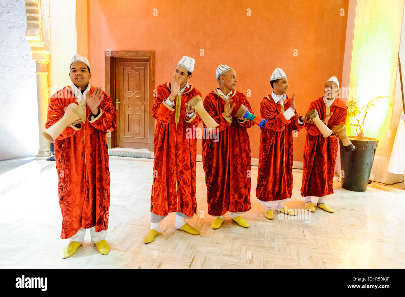 28-02-15, Marrakesch, Marokko. Touristische Unterhaltung an der Mogador Hotel, mit Schlagzeuger, Musiker und Akrobaten. Foto: © Simon Grosset Stockfoto