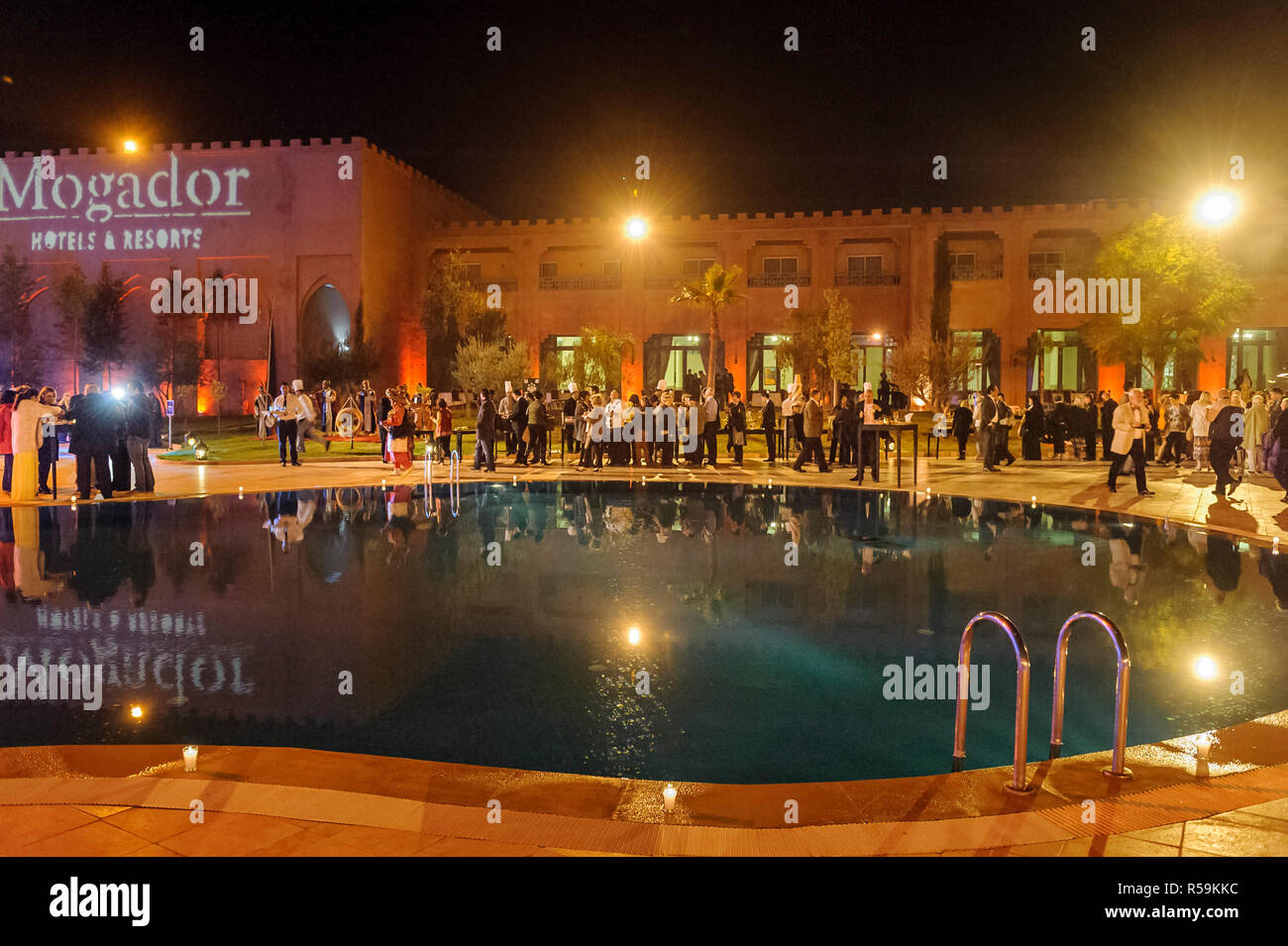 28-02-15, Marrakesch, Marokko. Touristische Unterhaltung an der Mogador Hotel, mit Schlagzeuger, Musiker und Akrobaten. Foto: © Simon Grosset Stockfoto