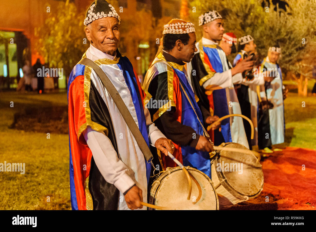 28-02-15, Marrakesch, Marokko. Touristische Unterhaltung an der Mogador Hotel, mit Schlagzeuger, Musiker und Akrobaten. Foto: © Simon Grosset Stockfoto