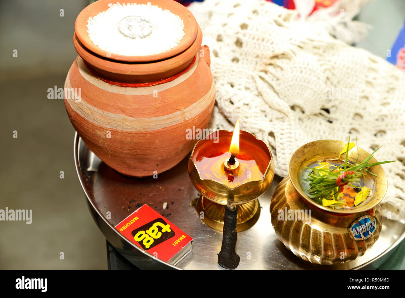 Traditionelle Pooja thali Gebete in Indien zu bieten Stockfoto