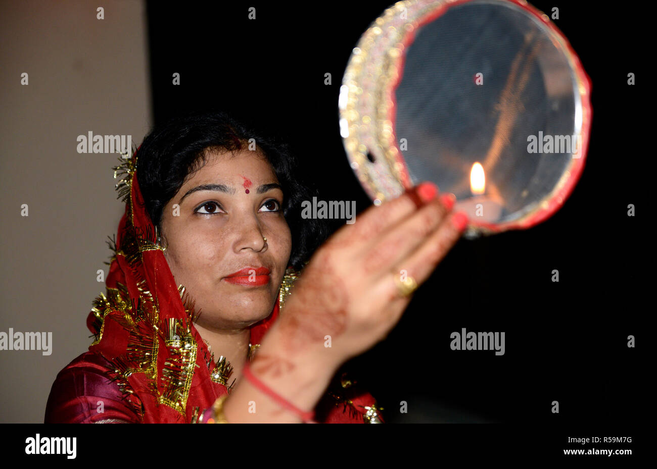 Frau im Mond durch ein Sieb während Karva Chauth Stockfoto
