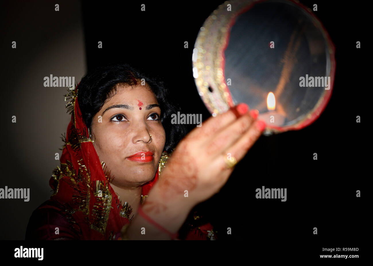 Frau im Mond durch ein Sieb während Karva Chauth Stockfoto