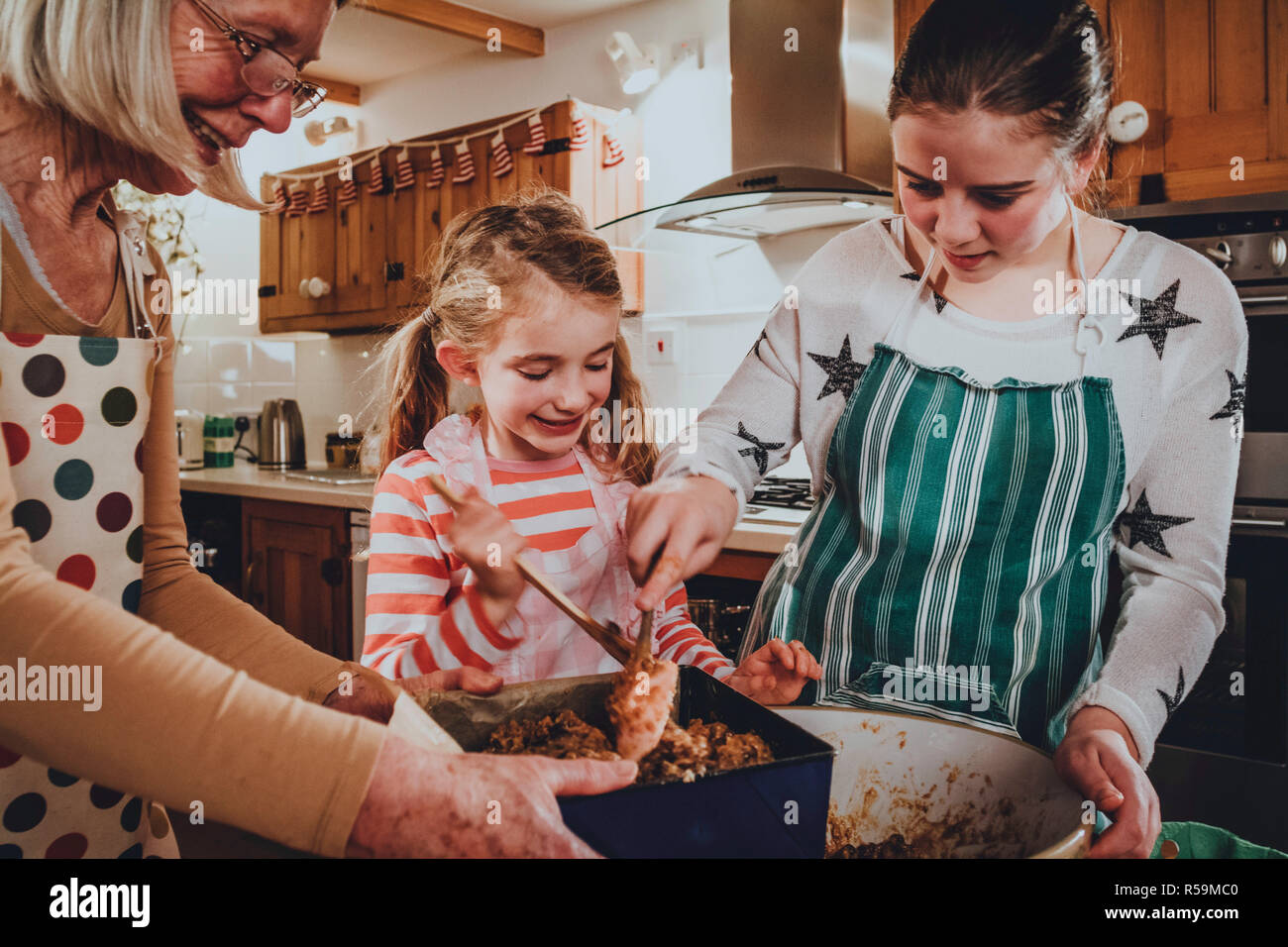 Backen mit Oma Stockfoto