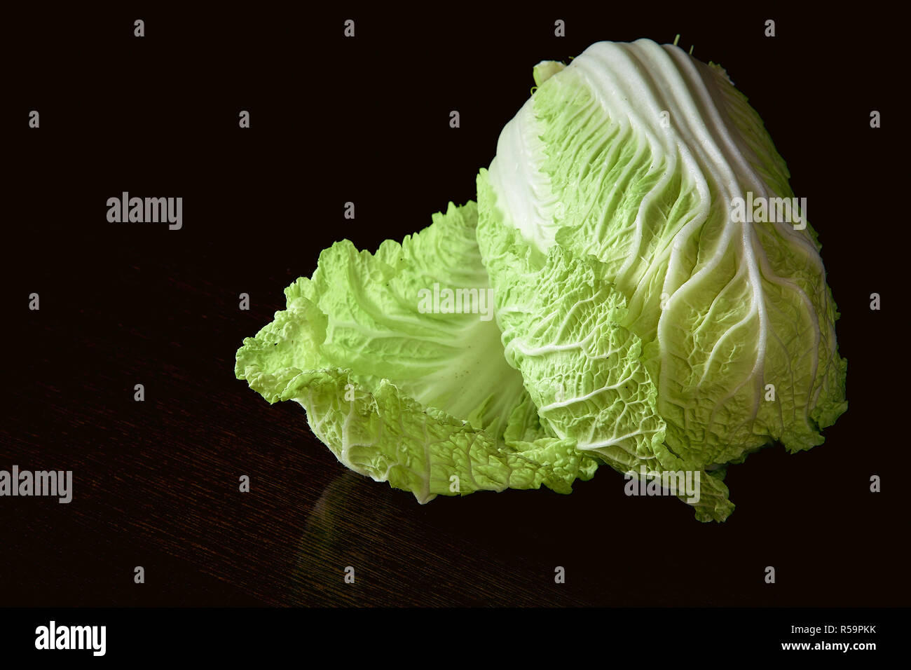 Gesunde vegetarische Lebensmittel, Bio Peking Kohl auf dunklem Hintergrund Stockfoto