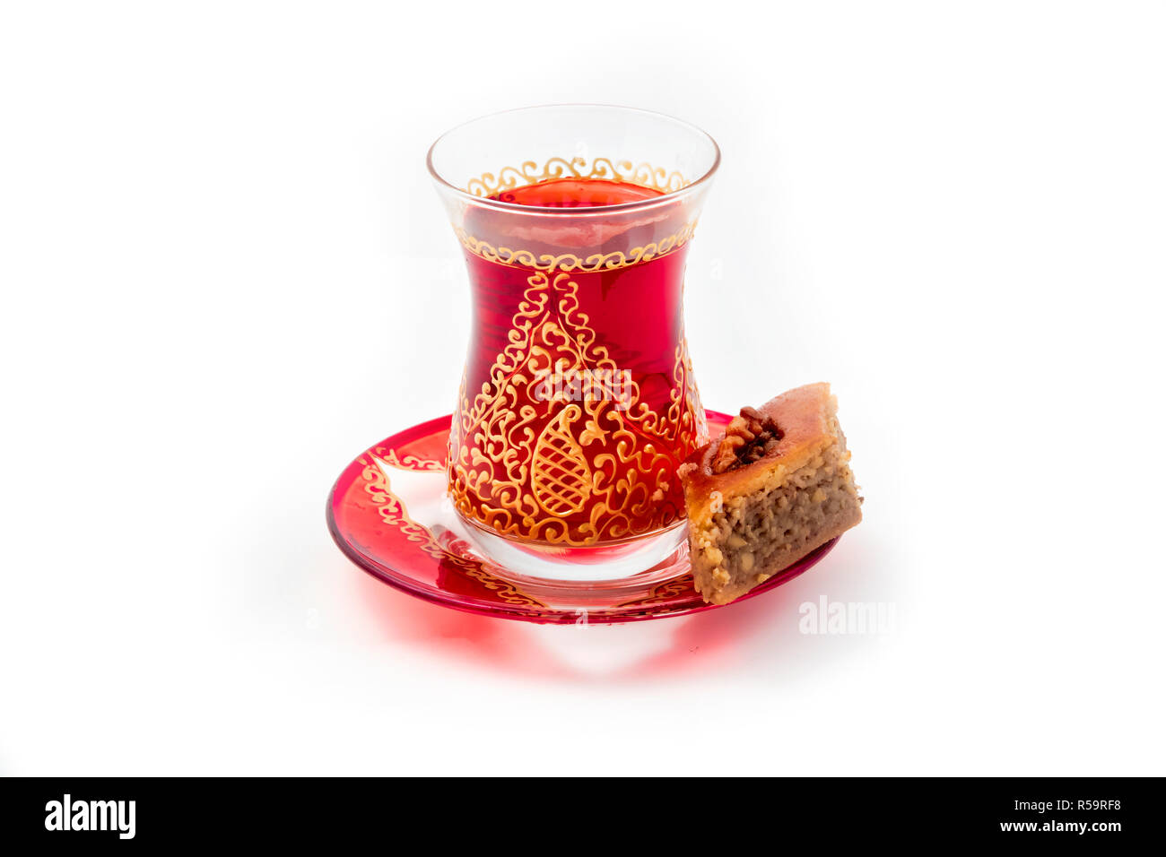 Traditionelle Armudu (Tee Tasse) mit Pakhlava Stockfoto