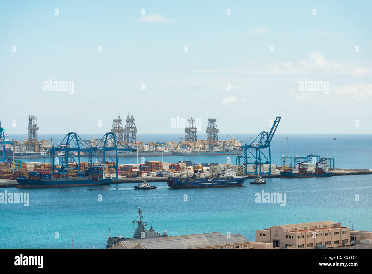 Luftaufnahme am Hafen von Las Palmas auf Gran Canaria mit OPCSA OPERACIONES PORTUARIAS CANARIAS Container Service Terminal mit der Moveon Containerschiff Stockfoto