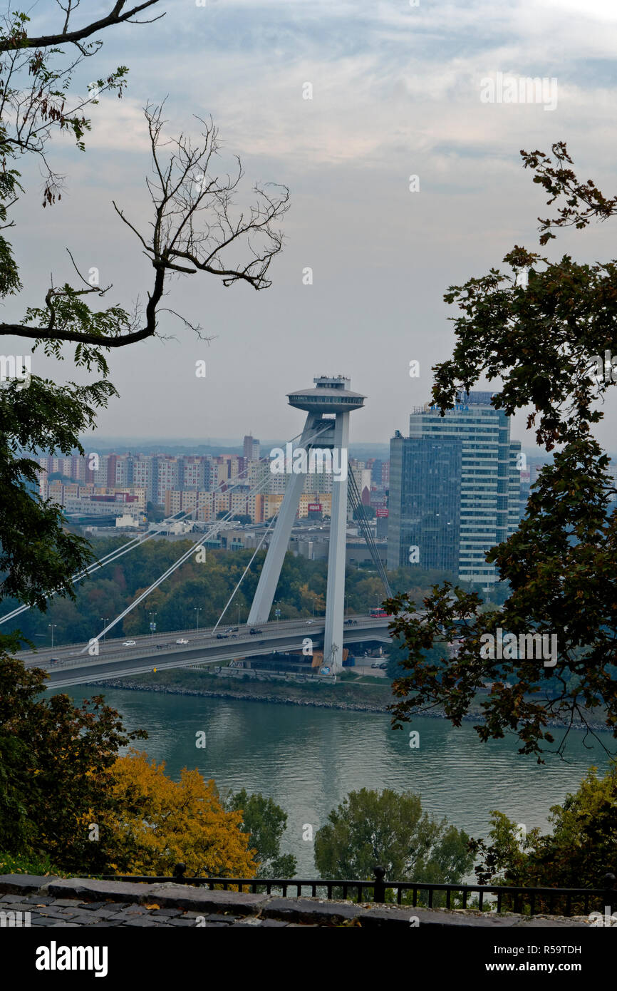 Bratislava, Hauptstadt der Slowakei. Blick auf die Neue Brücke (Novy Most) über die Donau. Stockfoto