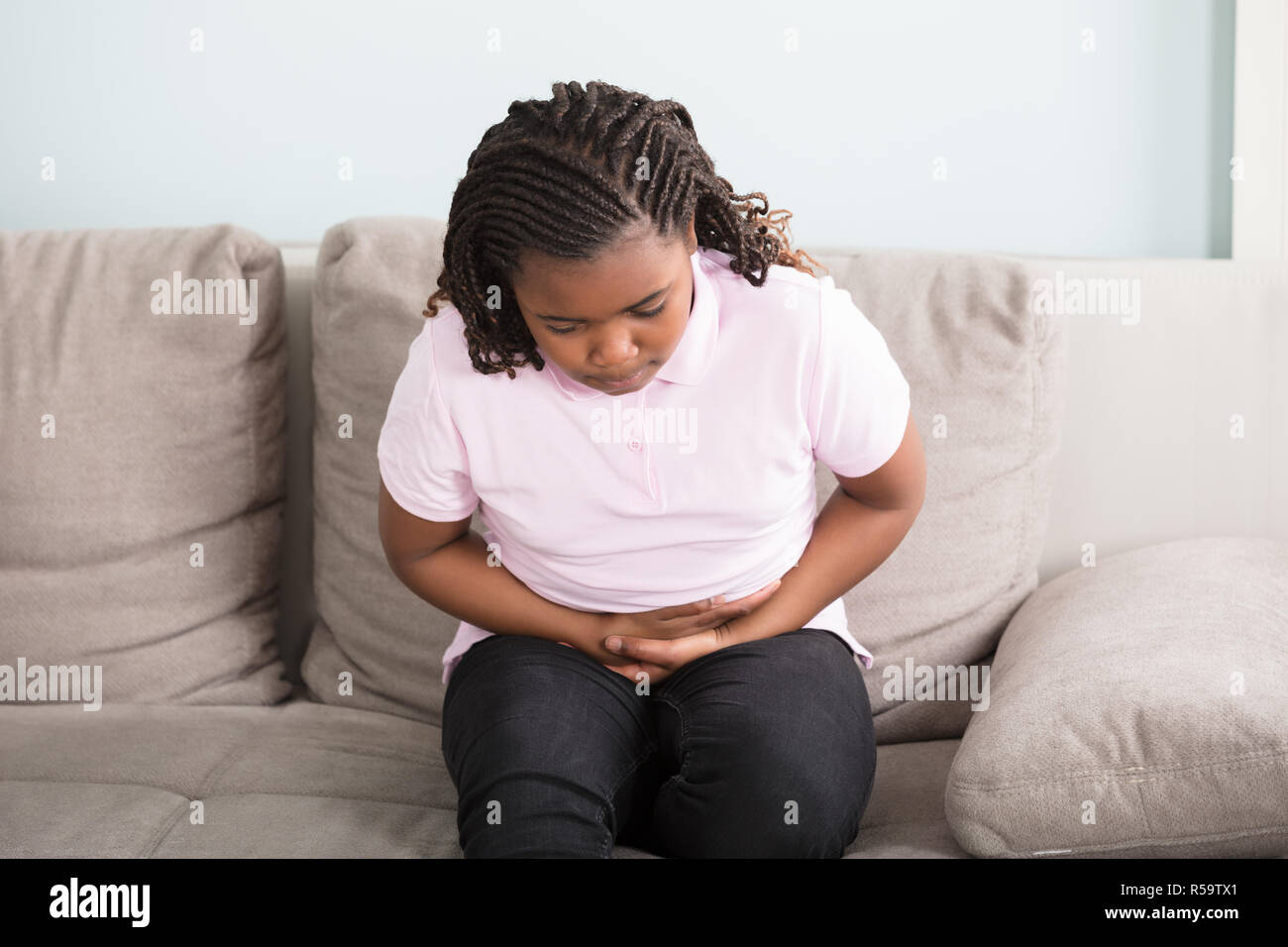 Mädchen leidet von Magenschmerzen Stockfoto