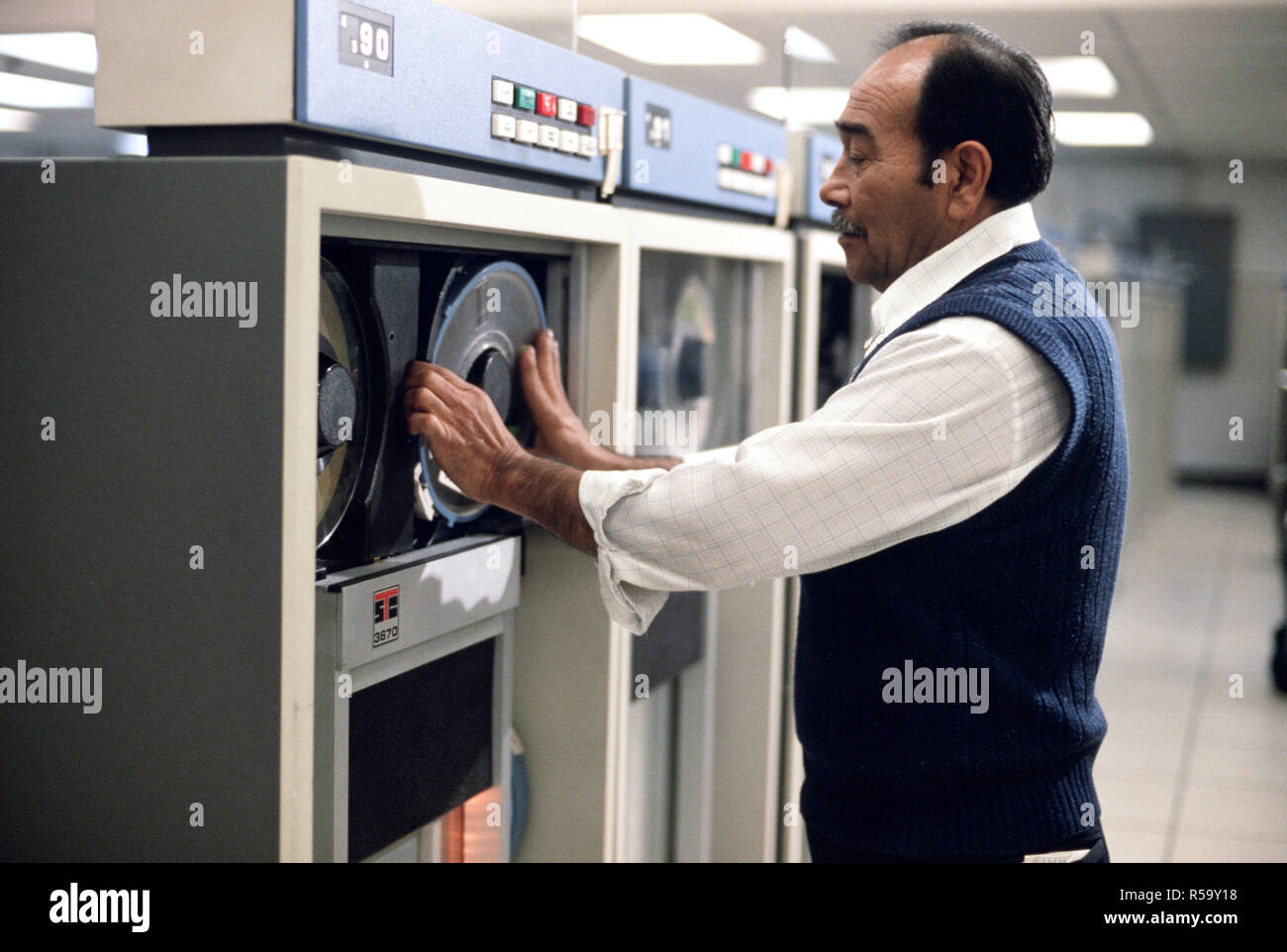 1989 - Computer Operator lädt Daten Bänder auf Laufwerke in der Luftwaffe Accounting und Finance Center Stockfoto