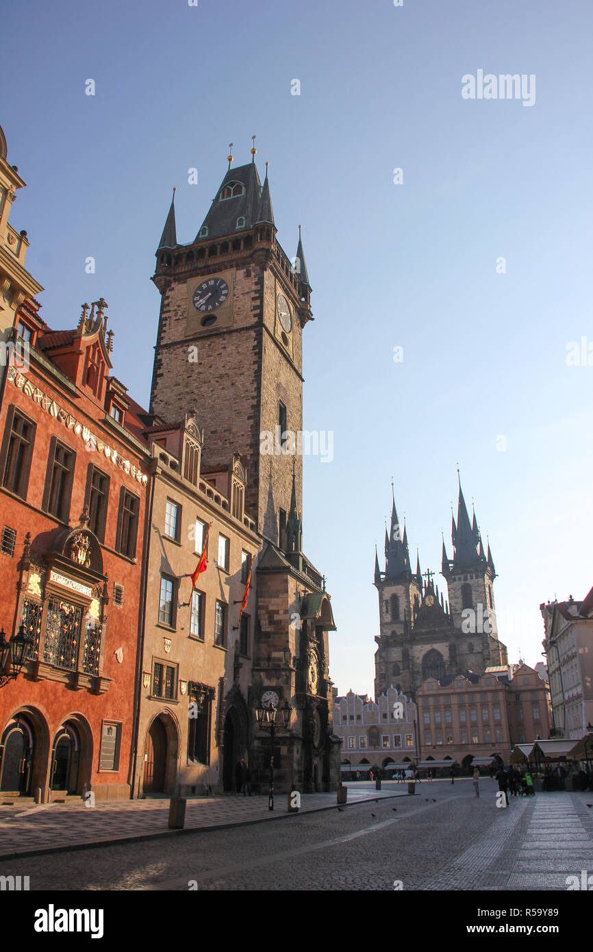 Früh morgens am Marktplatz der Altstadt. Blick auf die beiden Türme der Kirche der Muttergottes vor dem Tyn und dem Alten Rathaus mit Orloj Clock Tower, das Zentrum der Stadt im sonnigen Tag. Prag, Tschechische Republik Stockfoto