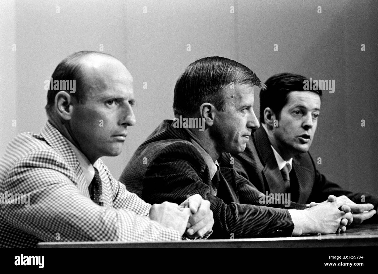 (17 April 1973) - - - Die drei Mitglieder der Besatzung des ersten bemannten Skylab mission Ihrer geplanten Flug vor einer Versammlung von Vertretern der Medien, in Gebäude 1, Auditorium, 17. April 1973 diskutieren. Sie sind (von links nach rechts) die Astronauten Charles Conrad jr., Commander; Paul J. Weitz, Pilot; und Wissenschaftler Joseph S. Kerwin, Wissenschaft - Pilot. Stockfoto