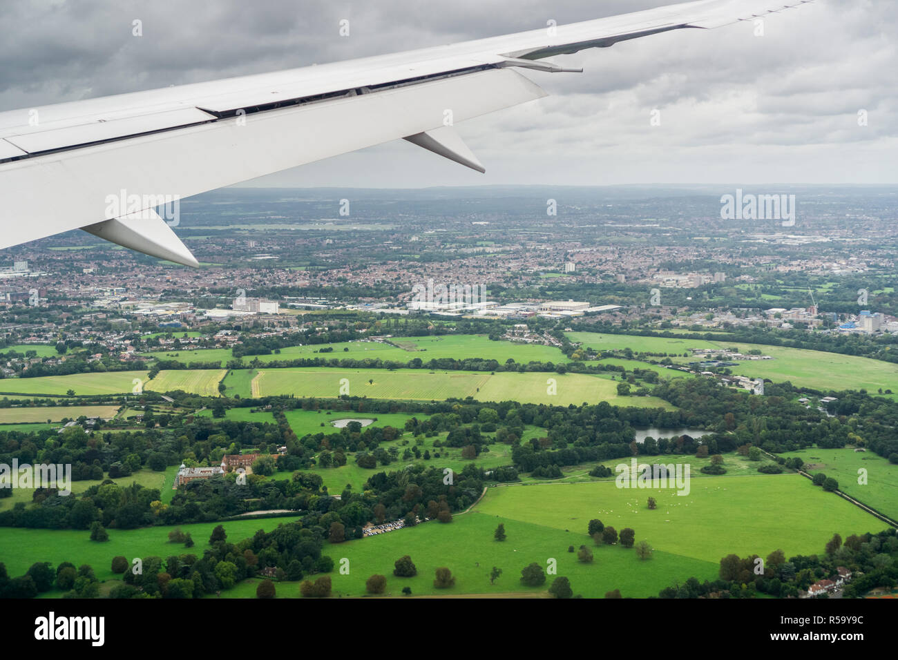 Grüne Felder in der Nähe von Heathrow Airport London an einem bewölkten Tag Stockfoto