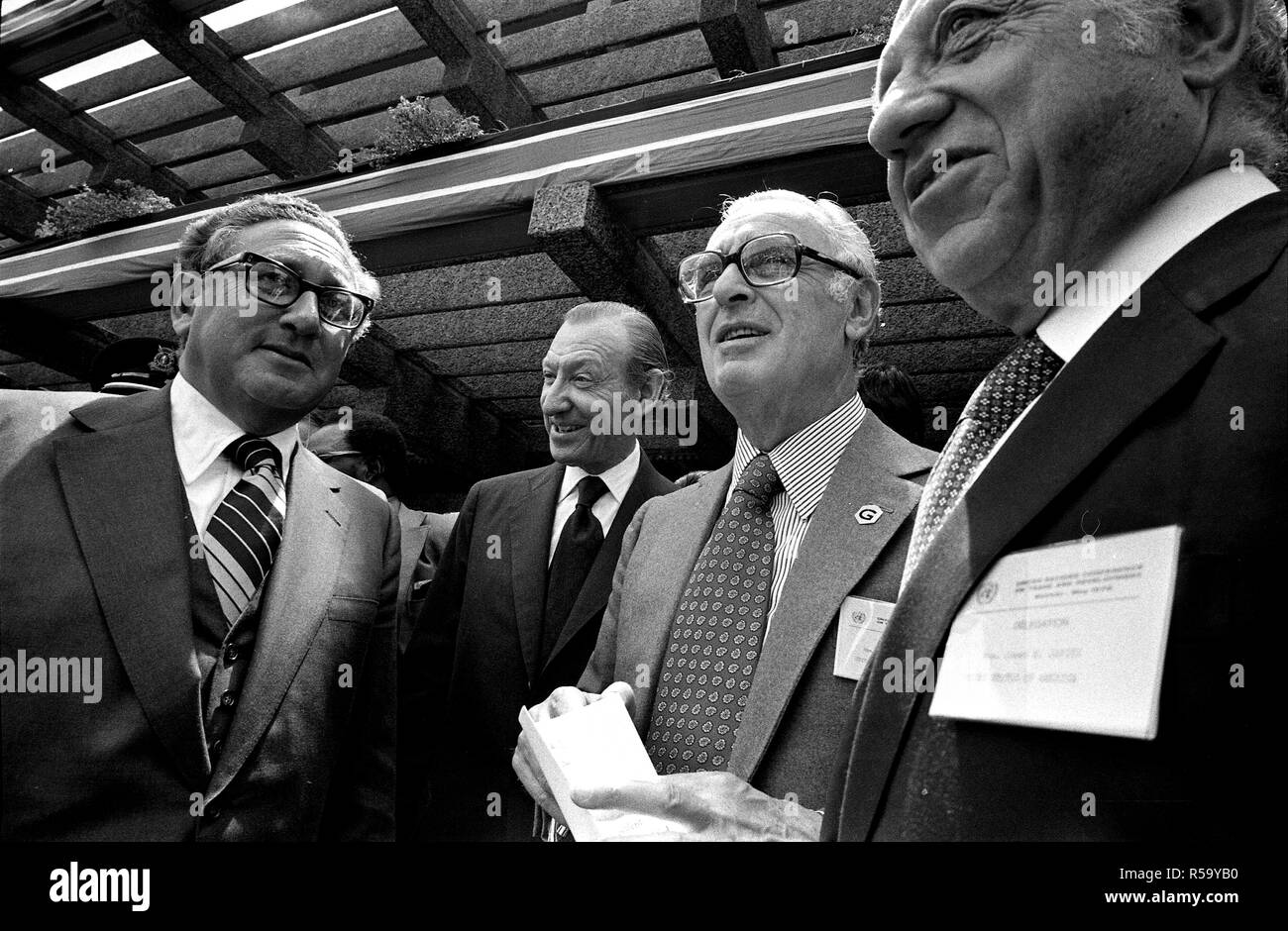 1976, Mai 5 - UNCTAD Website - Nairobi, Kenia (Afrika) - Henry Kissinger, Kurt Waldheim, Senatoren Jacob Javits & Abraham Ribicoff stehende zusammen außerhalb von Gebäude - Staatssekretär Reise nach Africa-United Nationen für die zur Konferenz der Vereinten Nationen für Handel und Entwicklung (UNCTAD IV IV) - Abfahrt; UN-Generalsekretär Waldheim; US-Senatoren aus New York (NY-javits) und Connecticut (CT-Ribicoff) Stockfoto