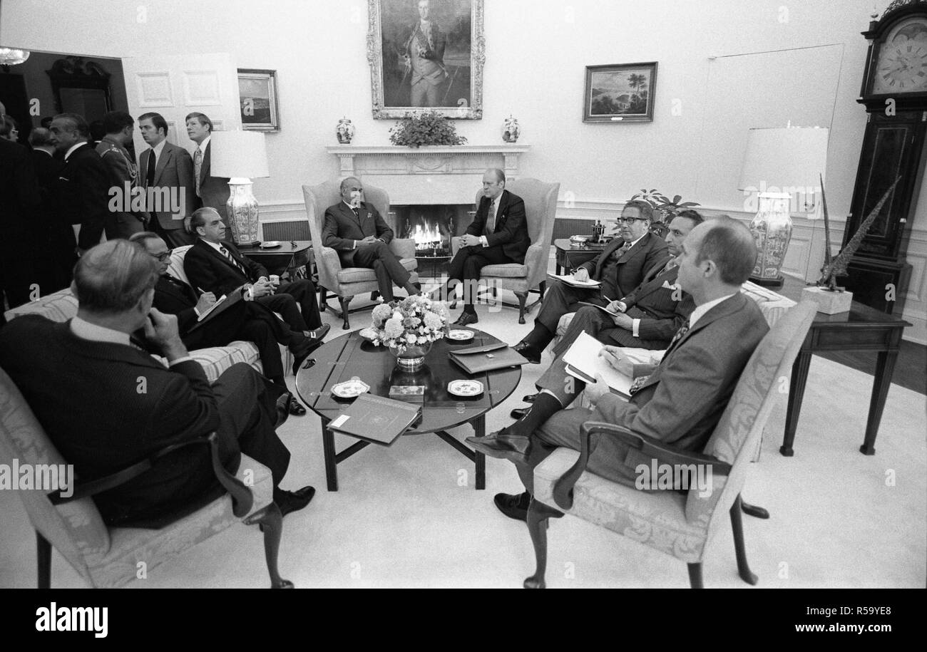 Februar 5, 1975 - Foto von Präsident Gerald R. Ford, Premierminister Zulfikar Ali Bhutto in Pakistan, Aziz Ahmed, Agha Shahi, Sahab a(Yaqub-Khan, Henry Kissinger, Henry Byroade, und Brent Scowcroft bei einem Treffen im Oval Office Stockfoto