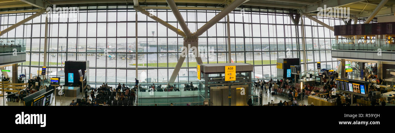 September 9, 2017, London/UK - Panoramaaussicht auf den Flughafen Heathrow Terminal 5 Wohnbereich und hohen Fenstern an einem regnerischen Tag Stockfoto