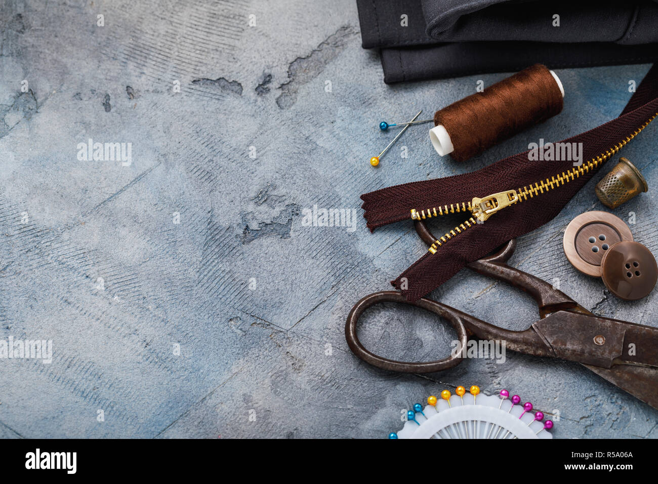 Werkzeuge für Reparatur und Anpassung auf der rechten Seite der Tabelle mit Platz kopieren Stockfoto