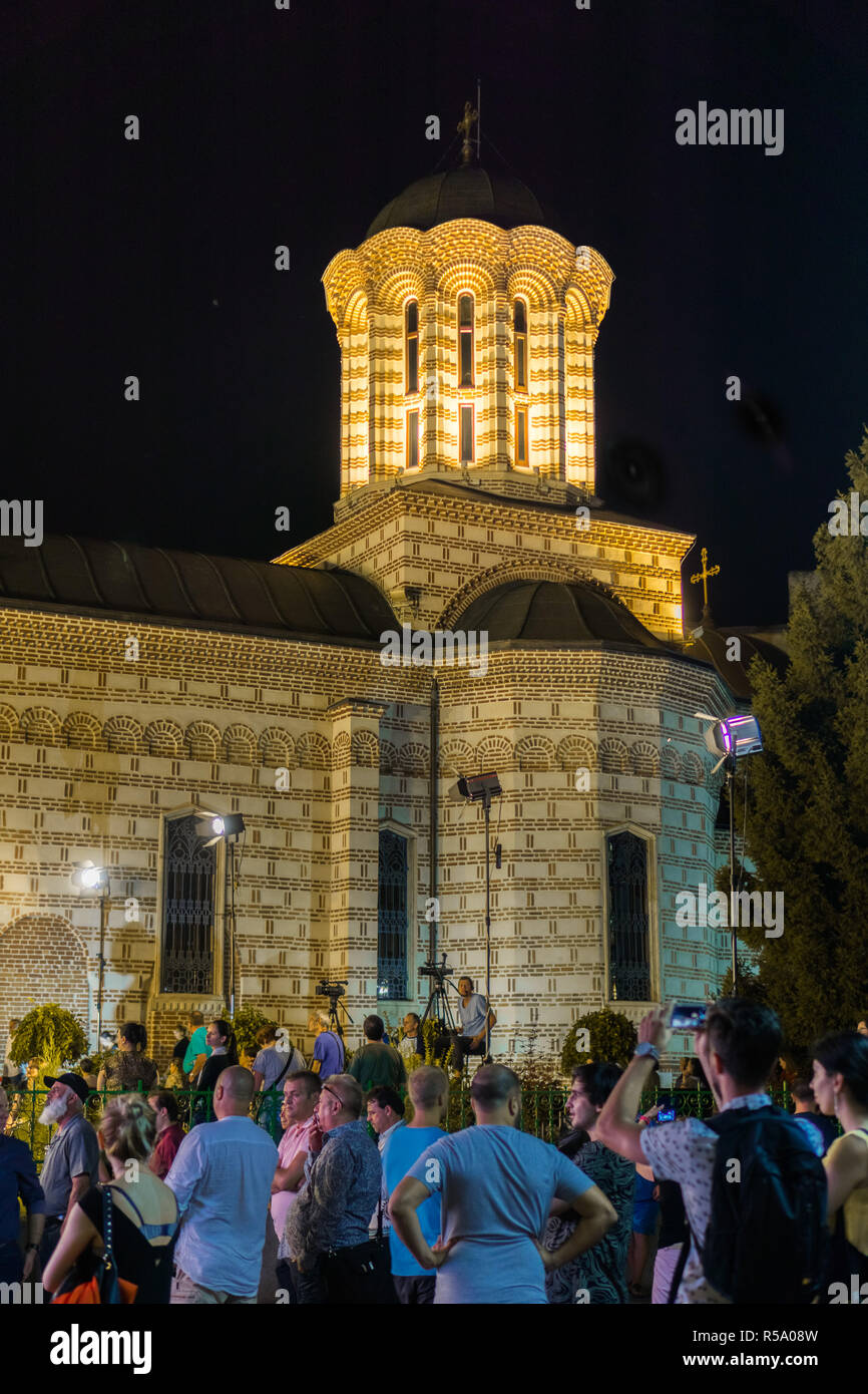 September 11, 2017, Bukarest, Rumänien - die Leute hören zu einem Abendkonzert in der Nähe von St. Anton Kirche in der Altstadt Stockfoto