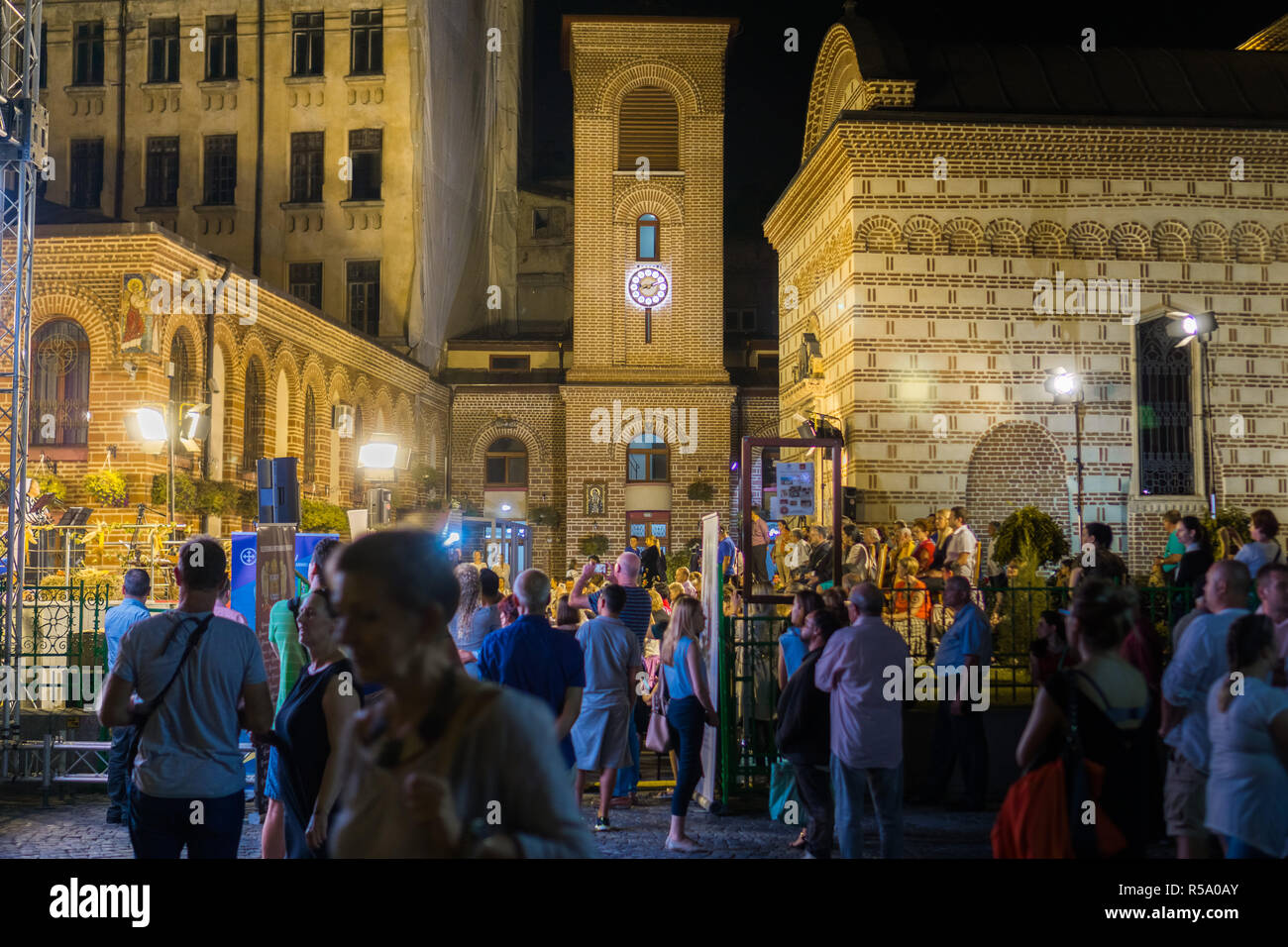 September 11, 2017, Bukarest, Rumänien - die Leute hören zu einem Abendkonzert in der Nähe von St. Anton Kirche in der Altstadt Stockfoto