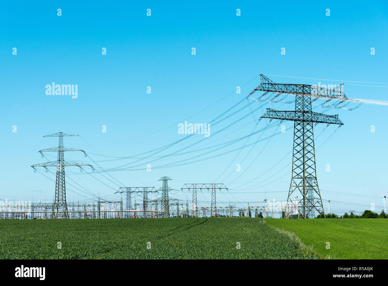 Unterstation und Stromleitungen in Deutschland Stockfoto