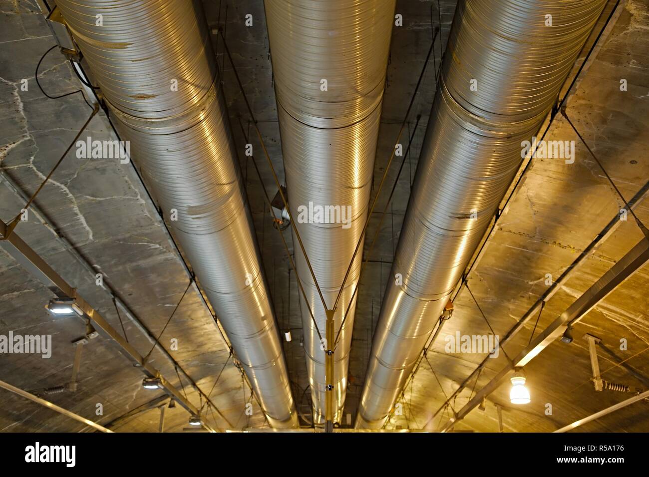 Industrielle Rohrleitungen in einem Tunnel Stockfoto