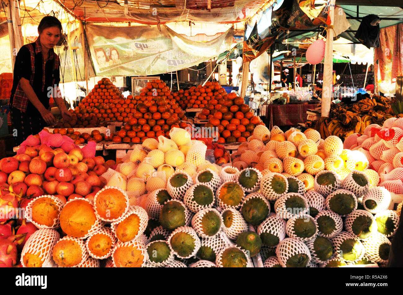 Laos: frische Früchte auf dem größten Markt in Indochina in Pakse Stockfoto