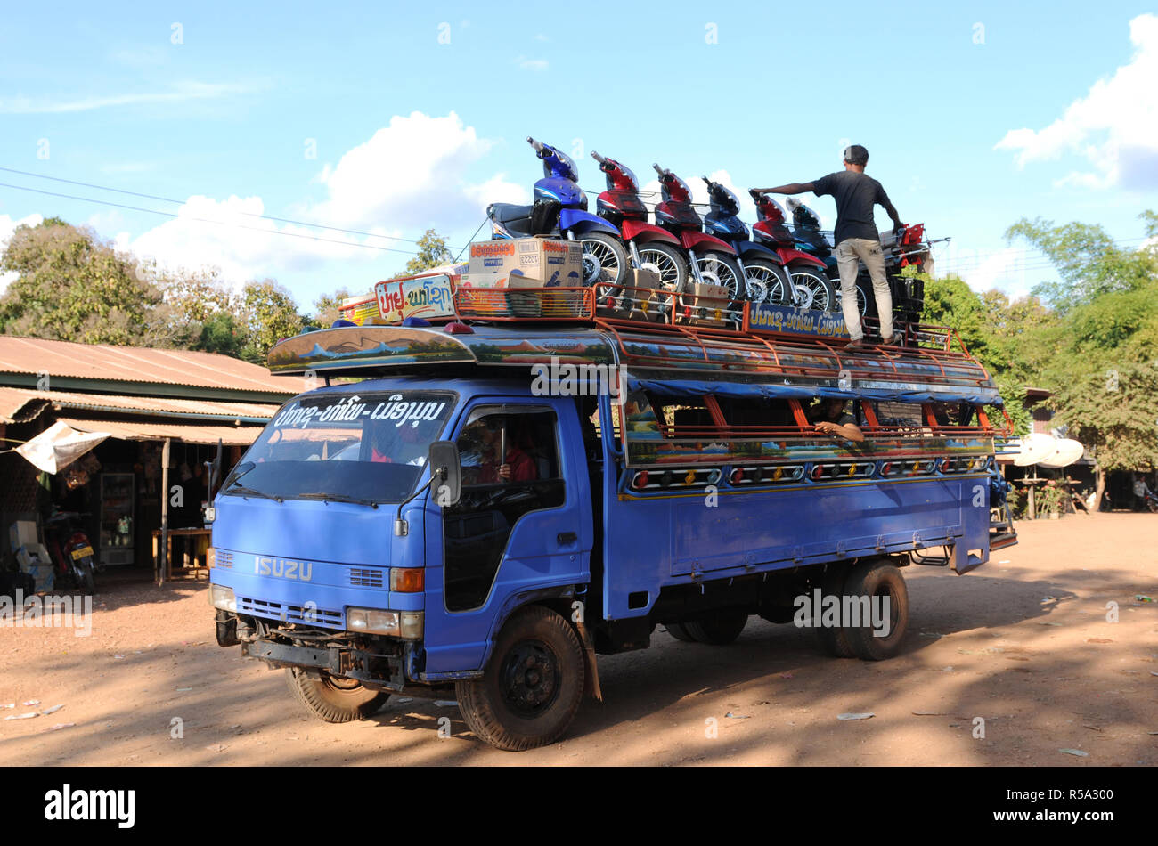 Laos: Minibus-Transport für Waren und Personen Stockfoto