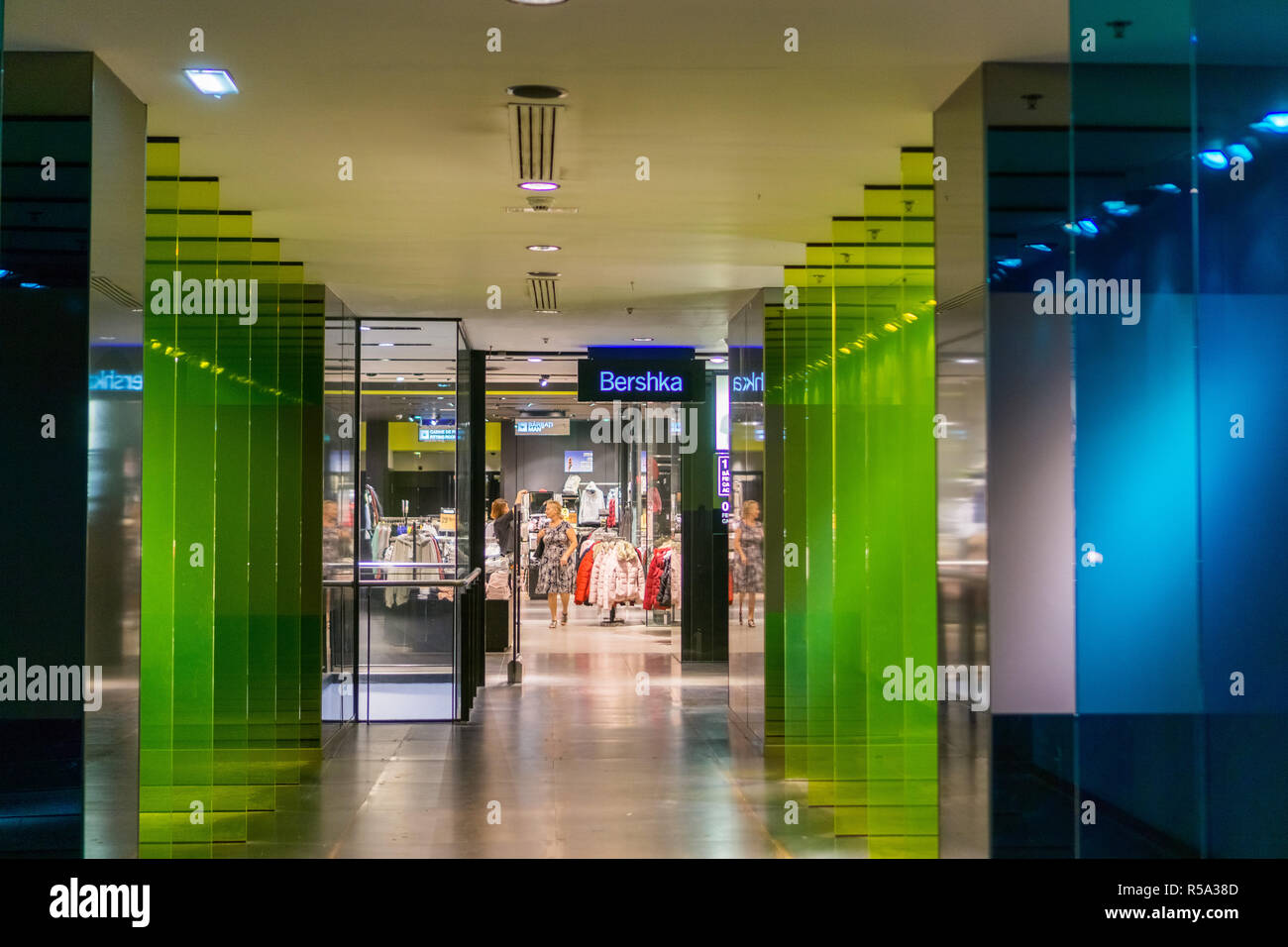 September 14, 2017, Bukarest/Rumänien - bershka Shop Eingang in Unirea Shopping Center Stockfoto