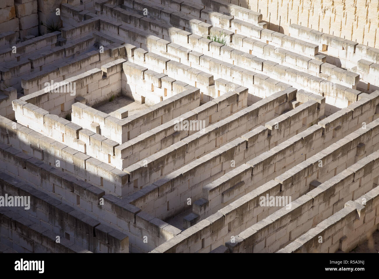 Labyrinth aus Stein: konzeptuelle für Frage, Freiheit und Reise Stockfoto