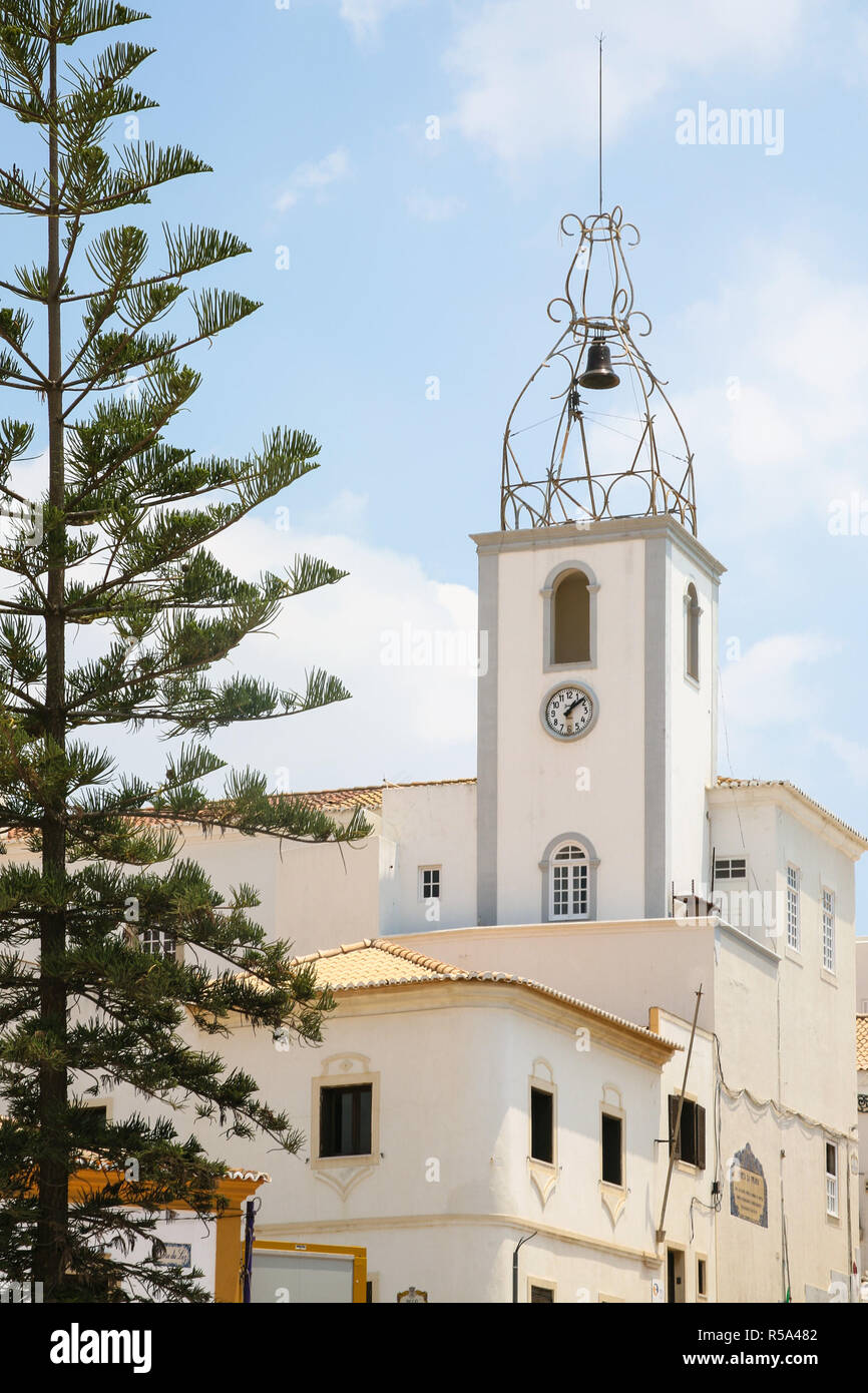 Glockenturm von Santa Ana Kirche in Albufeira Stockfoto