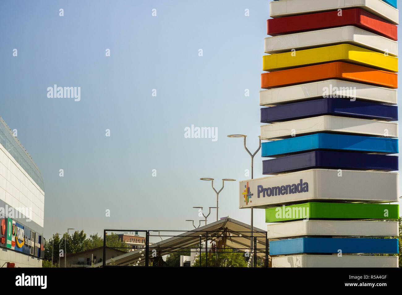 September 15, 2017, Bukarest/Rumänien - Promenada Mall Schild in der Nähe des Eingang Stockfoto