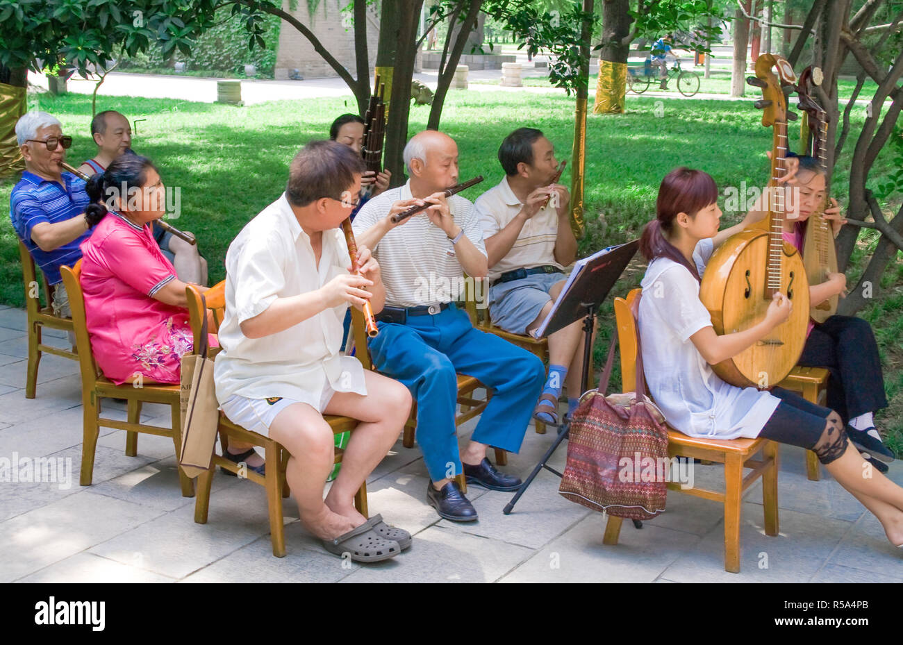 Xian China 25 Juli 2010 Chinesische Musiker Spielen Traditionelle Chinesische Musik Auf Der Strasse Die Chinesen Spielen Traditionelle Musik In Einem Park Stockfotografie Alamy