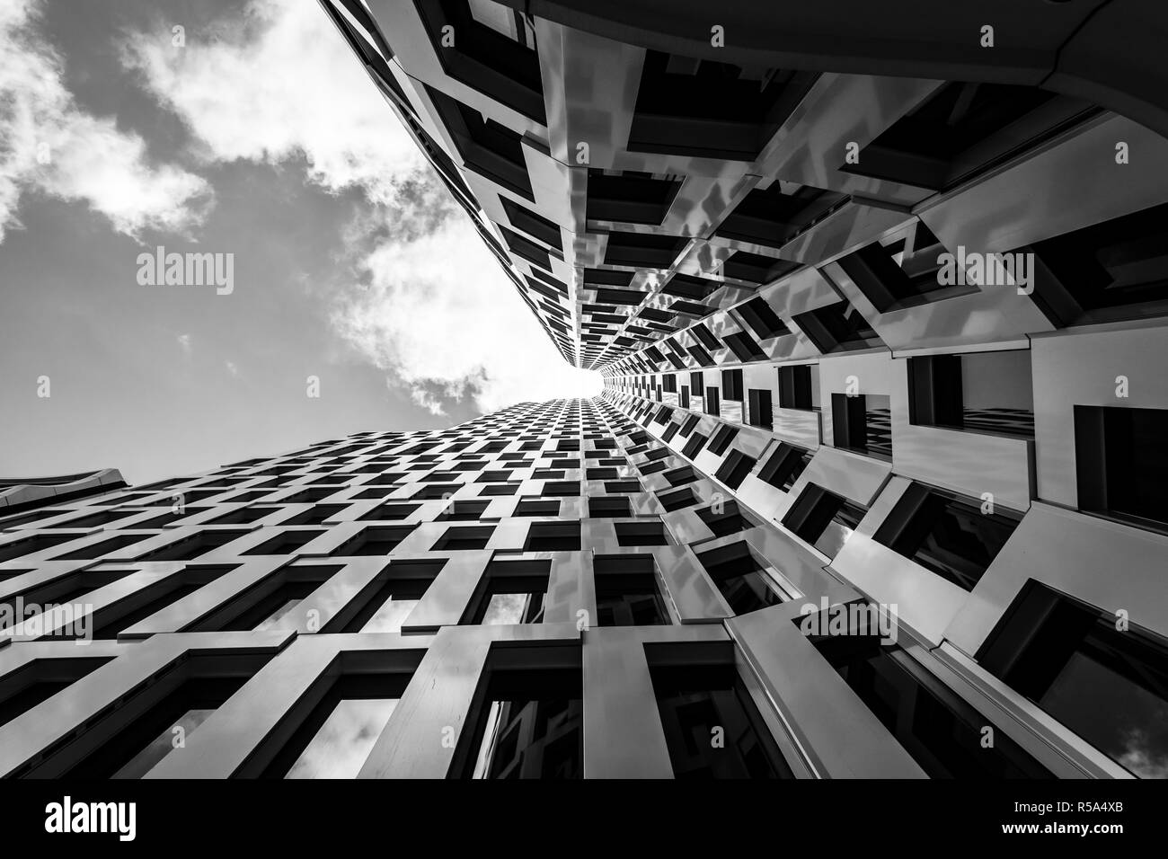 Moderne Wolkenkratzer. Schwarz und Weiß. Stockfoto