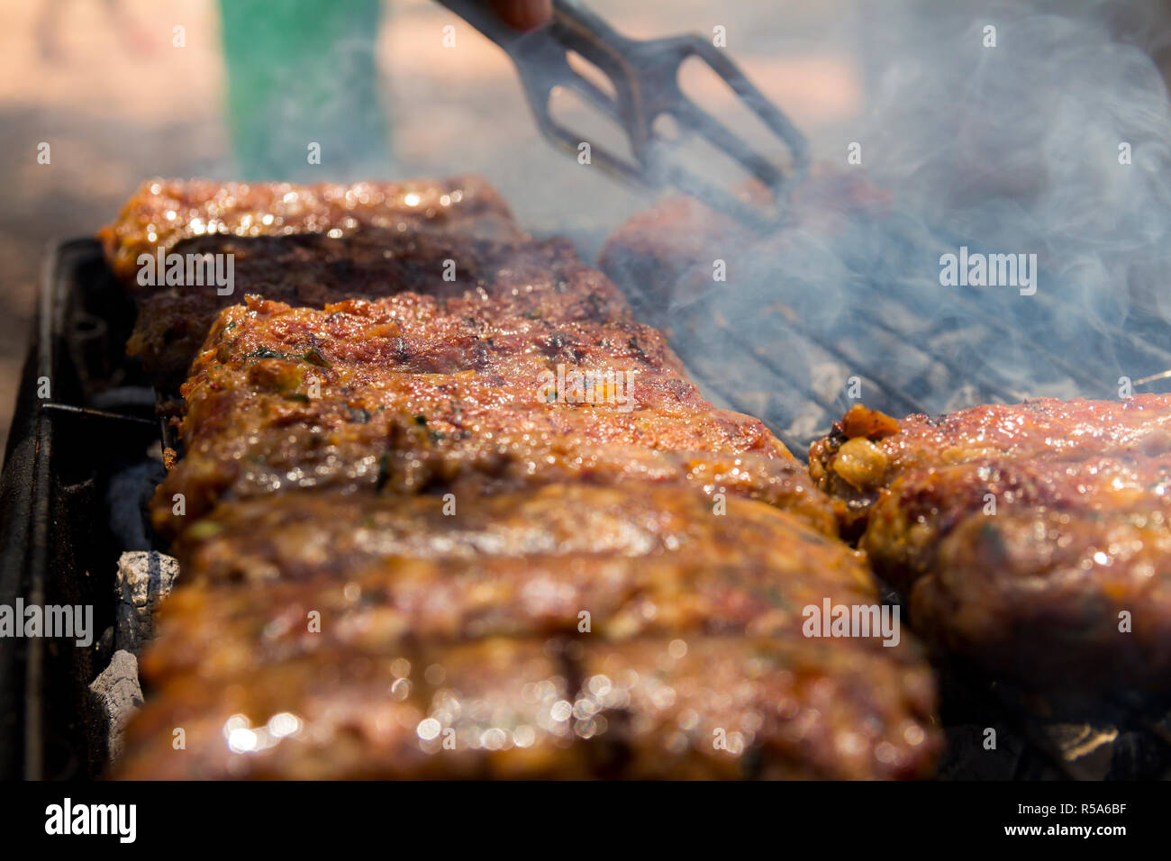 Grill Rindfleisch döner Kochen auf heißen Grill Stockfoto