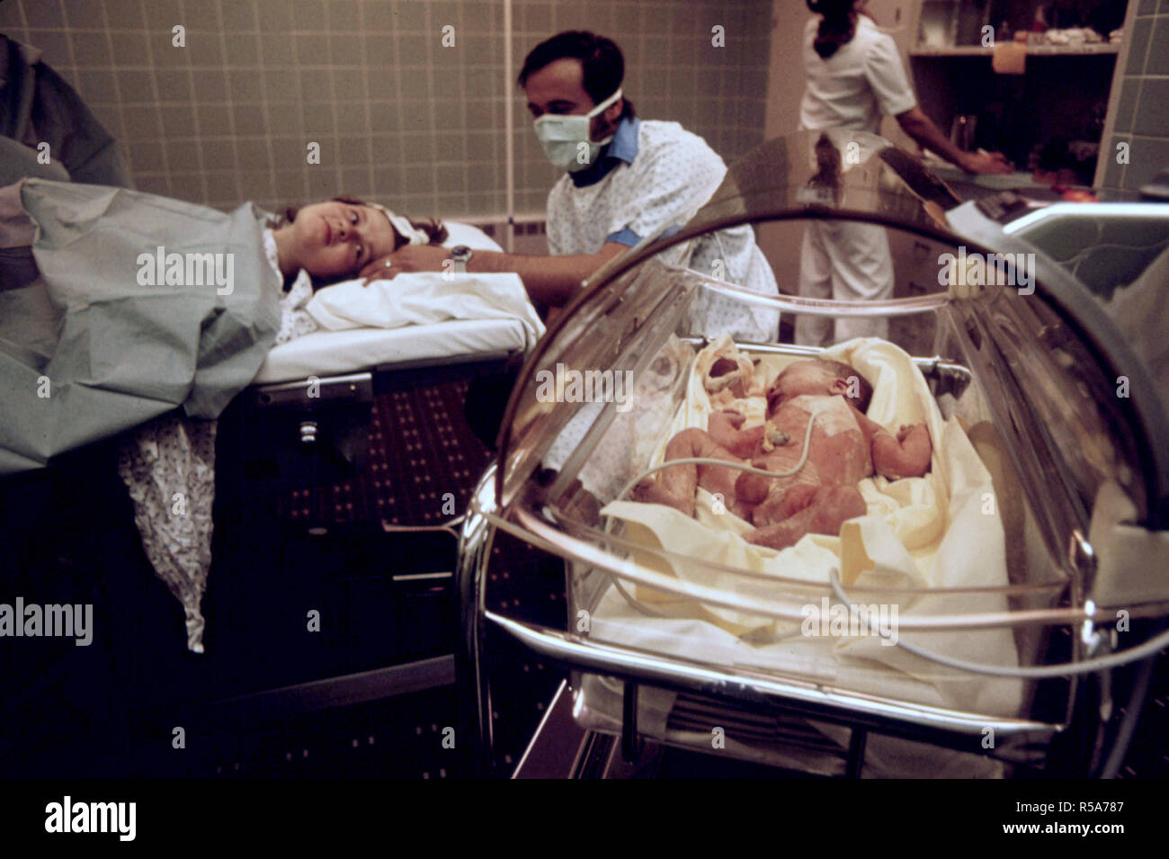 Frau, die gerade gegeben hat Geburt im Krankenhaus und Ihr Baby kann. 1975 Stockfoto