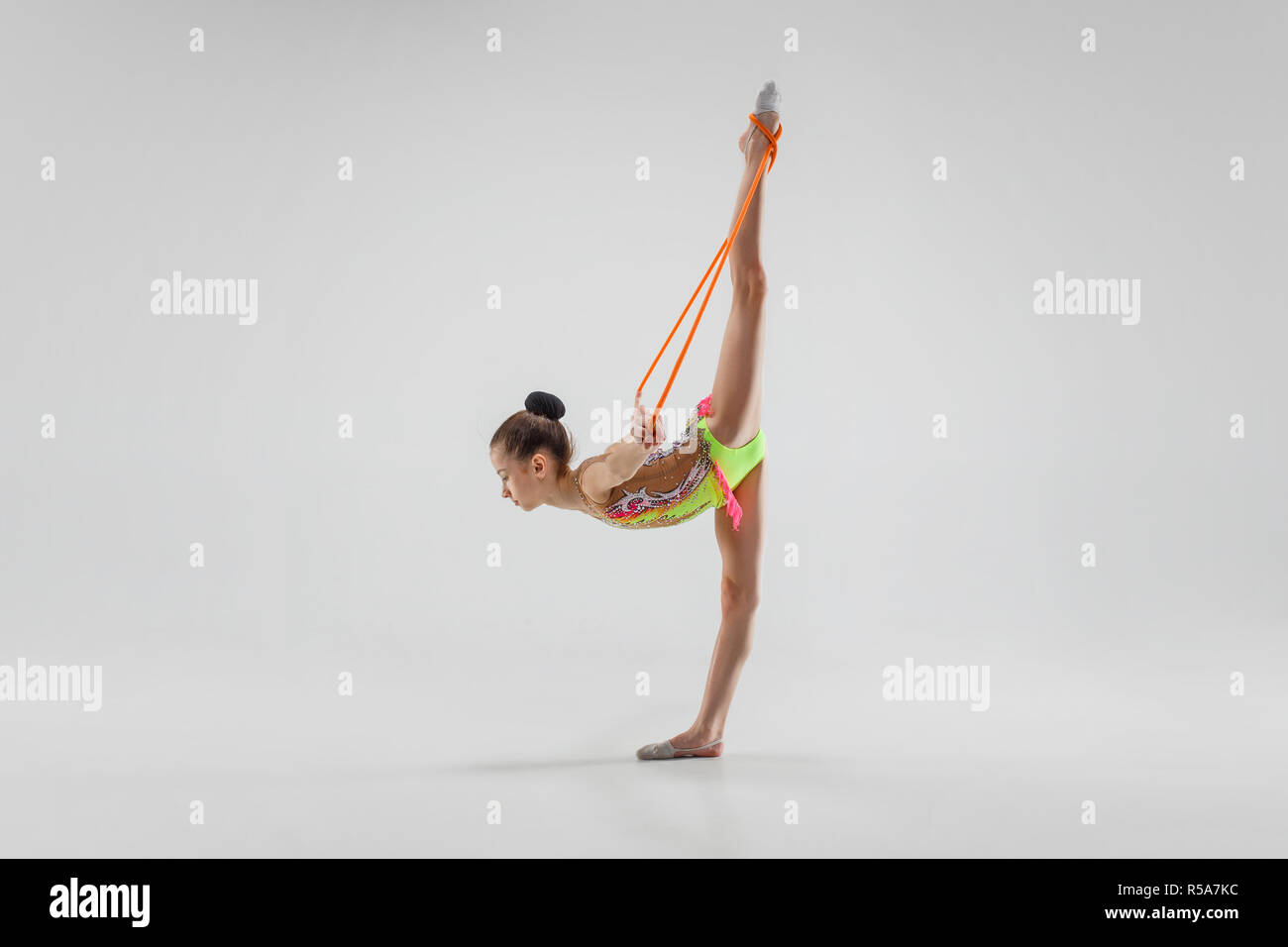 Die jugendlich weiblich Mädchen Gymnastik Übungen mit Seil springen auf  einem grauen studio Hintergrund isoliert. Die Gymnastik, Dehnen, Fitness,  Lifestyle, Ausbildung, Sport Konzept Stockfotografie - Alamy