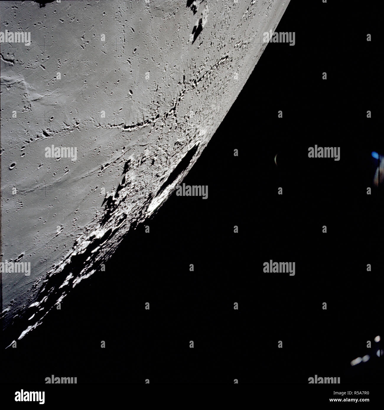 (7-19 Dez. 1972) - - - eine eine eine eine eine Schrägansicht der große Krater Kopernikus auf den Lunar nearside, wie von der Apollo 17 Sonde in der Mondumlaufbahn fotografiert. Diese Ansicht wird in der Regel in Richtung Südwesten der Krater auf den Horizont schauen. Stockfoto