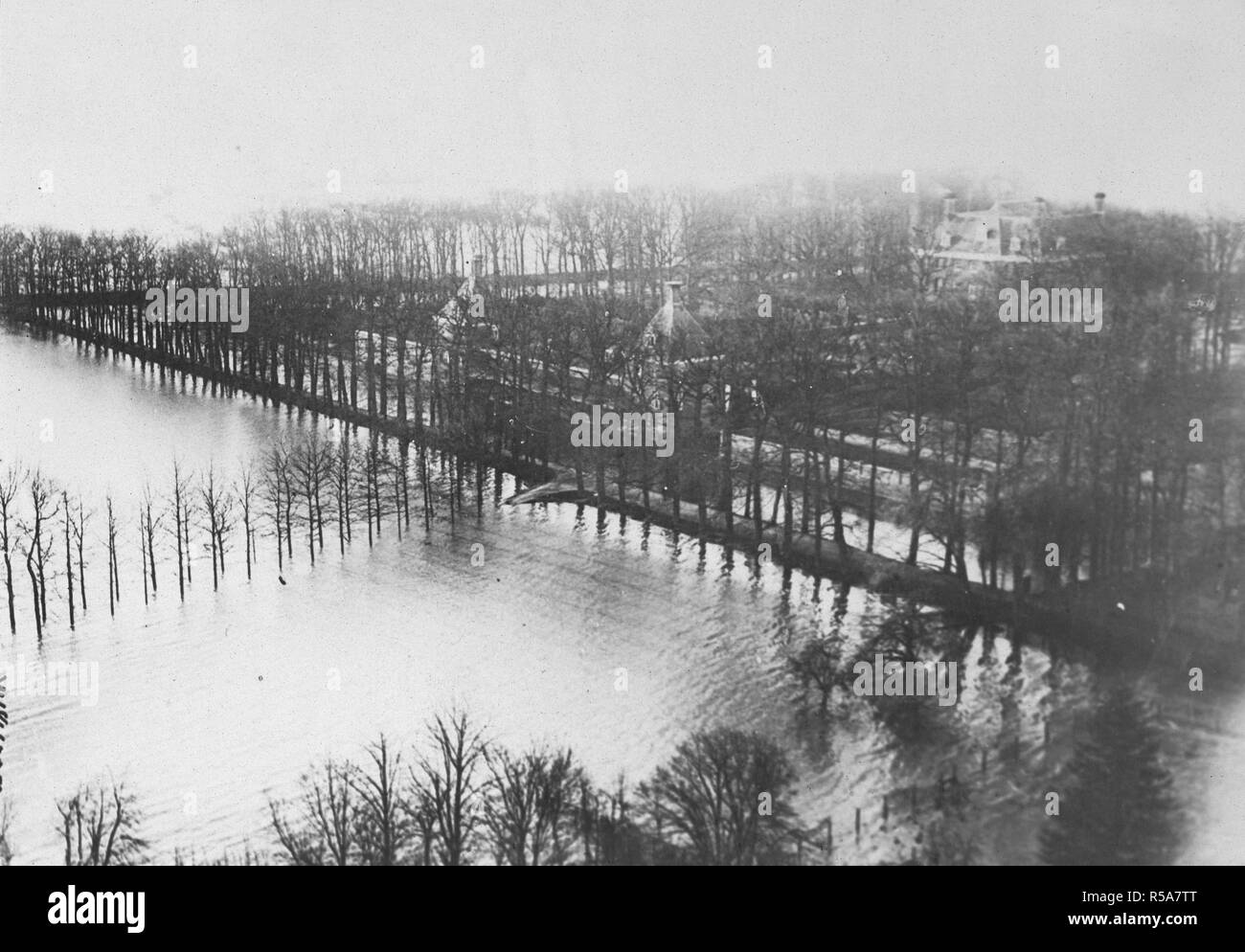 Ex-Kaiser's Haus der Zuflucht durch Überlaufen Rhein bedroht. Das Schloss in Amerongen, in der die Ex-Kaiser geblieben, durch die Wasser der Flut Rhein umgeben kann. 1918-1919 Stockfoto