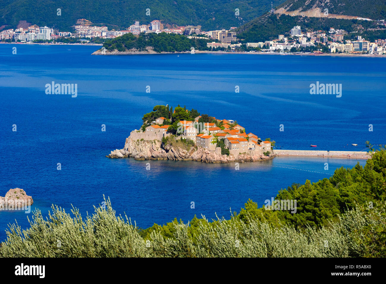Insel Sveti Stefan mit Dam, in der Nähe von Budva, Adria, Montenegro Stockfoto