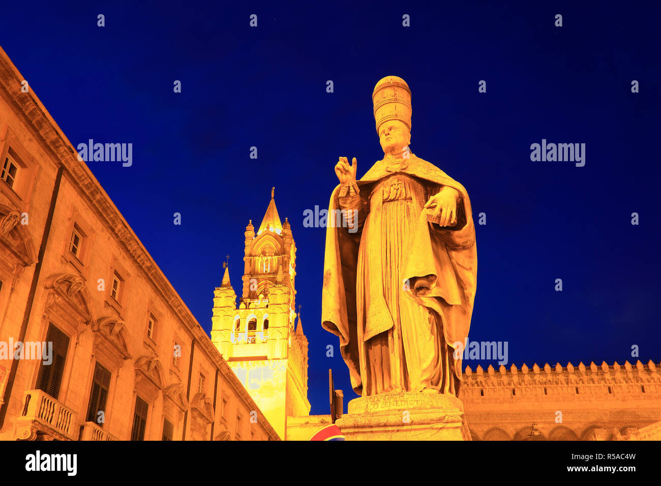 Heilige Figur vor der west Turm der Kathedrale Maria Santissima Assunta, Palermo, Sizilien, Italien Stockfoto Heilige Figur vor der west Turm der Kathedrale Maria Santissima Assunta, Palermo, Sizilien, Italien Stockfoto