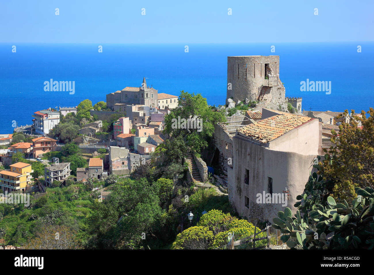 Blick auf das Bergdorf Forza di Agro, Sizilien, Italien Stockfoto